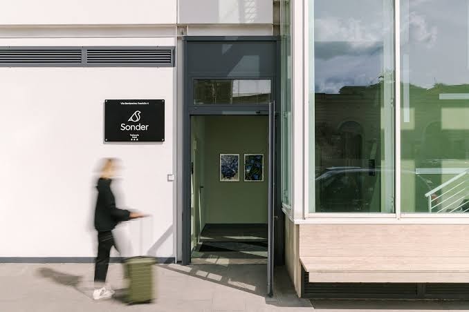 Testaccio Hotel, Sonder